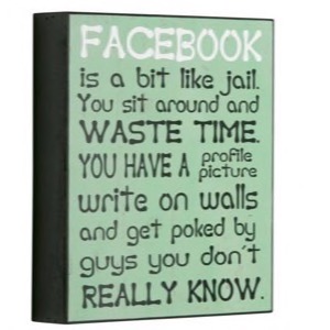 Antik look træ skilt Facebook Is A Bit Like Jail. You Sit Around And Waste Time...